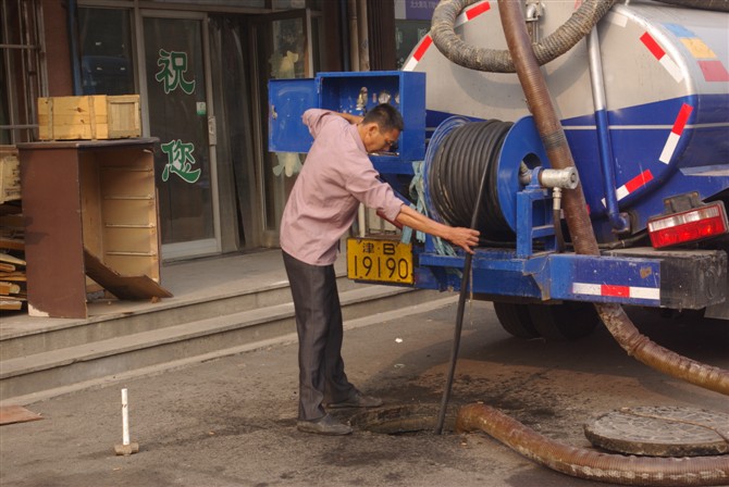 天津臨港疏通下水道、臨港工業(yè)區(qū)管道疏通、專業(yè)高壓清洗管道