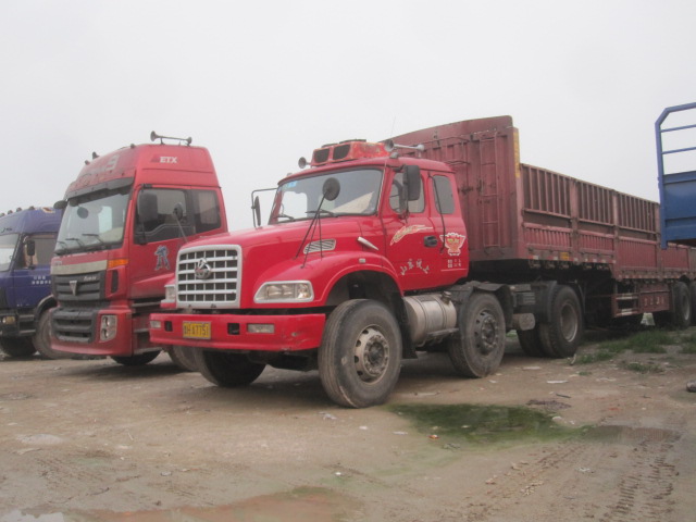 東風(fēng)龍卡前四后四雙導(dǎo)向半掛車