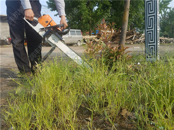 馬路兩旁挖樹機(jī) 切入泥土挖樹機(jī)