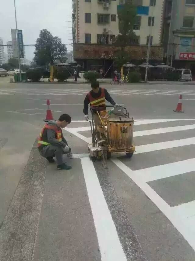 惠州停車場(chǎng)劃線熱熔/通道交通劃線/高速瀝青路劃線專業(yè)廠家