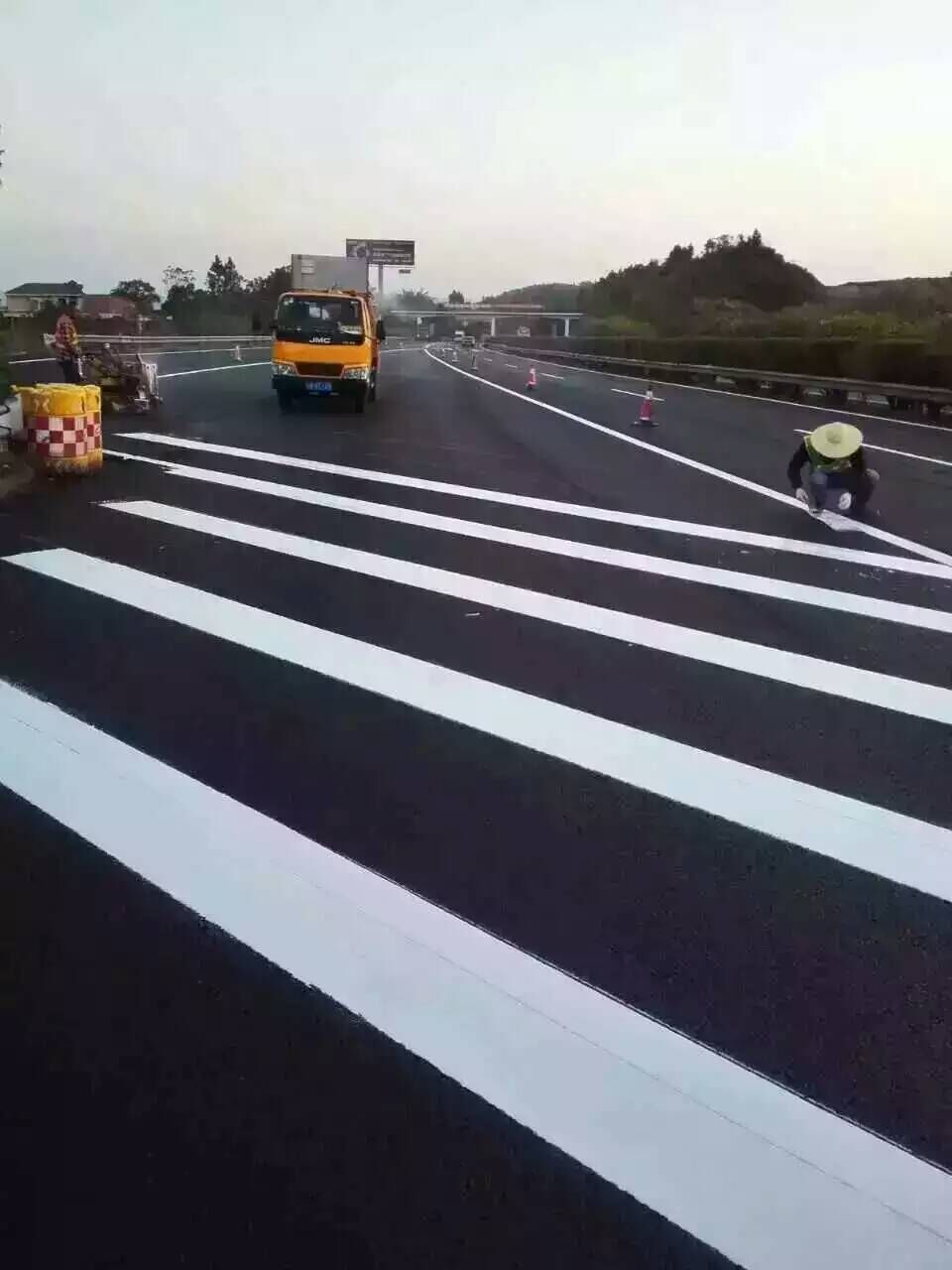 東莞道路熱熔劃線價格/福田汽車站通道標線尺寸/車位專業(yè)劃線