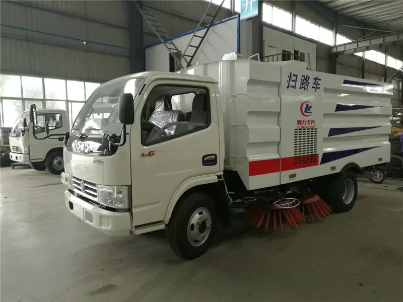 重汽豪沃掃路車