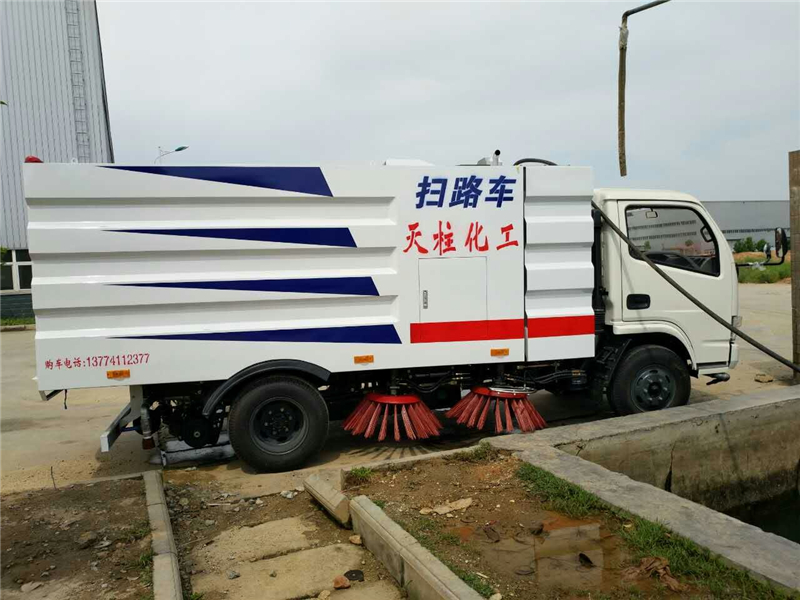 多功能東風(fēng)多利卡柴油掃地車