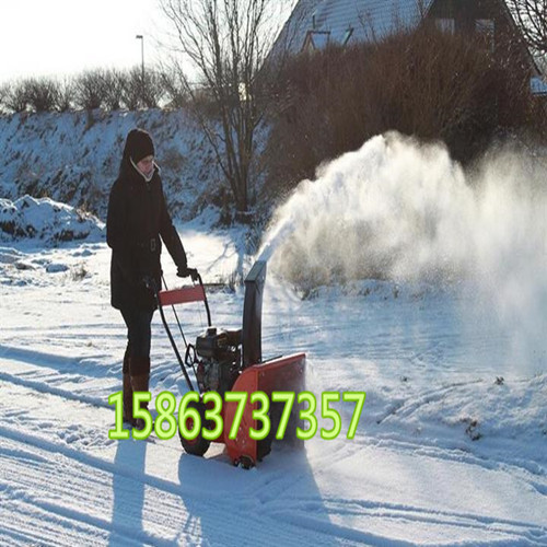 被冬季大雪困擾就來(lái)浩鴻買(mǎi)小型多功能除雪機(jī)