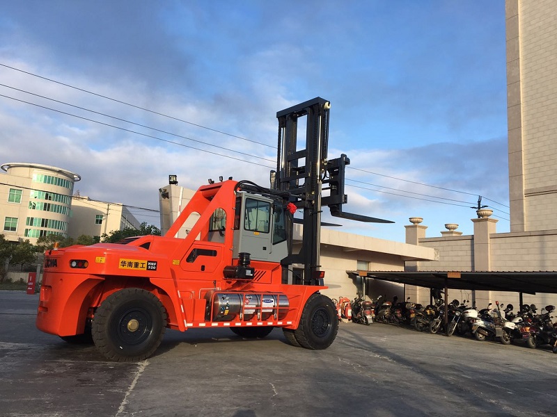 LNG重型叉車廠家LNG集裝箱30噸叉車