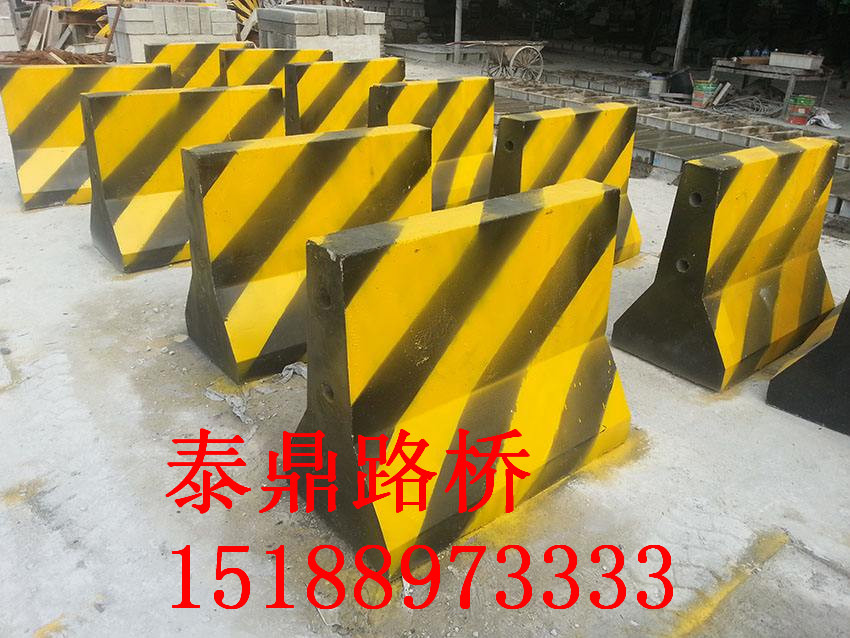 水泥隔離墩鋼模具-混凝土隔離墩模具-公路隔離墩模具