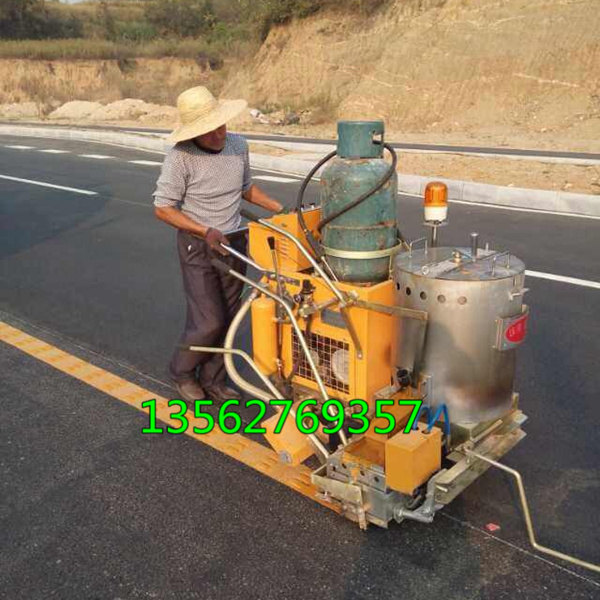 道路熱熔劃線機(jī)人行道噴線車(chē)作業(yè)視頻播放