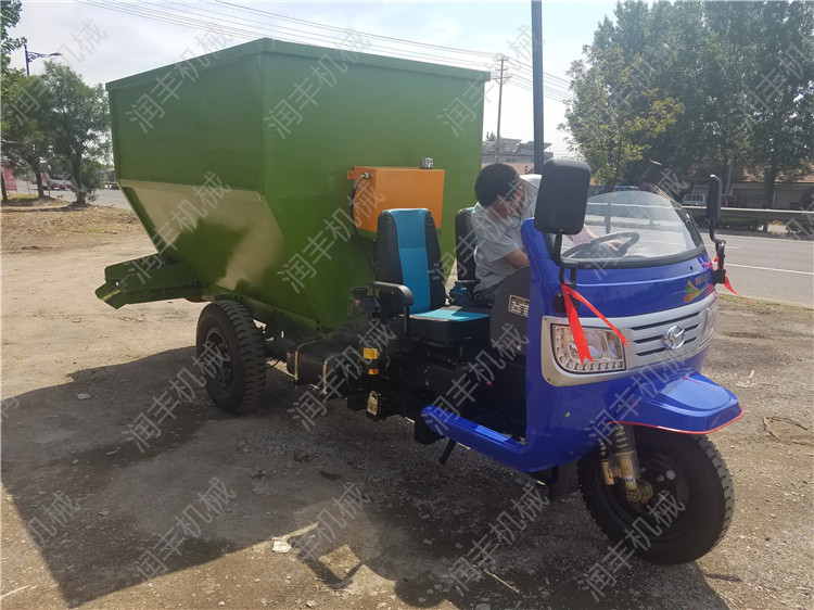 養(yǎng)殖飼料撒料車 牛羊撒料機(jī)