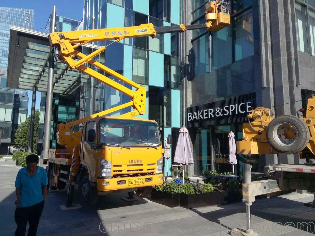 北京通州升降車出租、高車作業(yè)車出租 可安裝燈飾 廣告牌