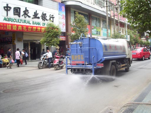 內(nèi)蒙古那里有灑水車  10噸隨車吊多功能灑水價格 噴水車廠家