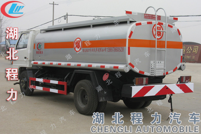 湖北程力集團(tuán)油罐車(chē)秉承歐洲傳統(tǒng)理念安全性、經(jīng)濟(jì)性、人性化配置發(fā)展方