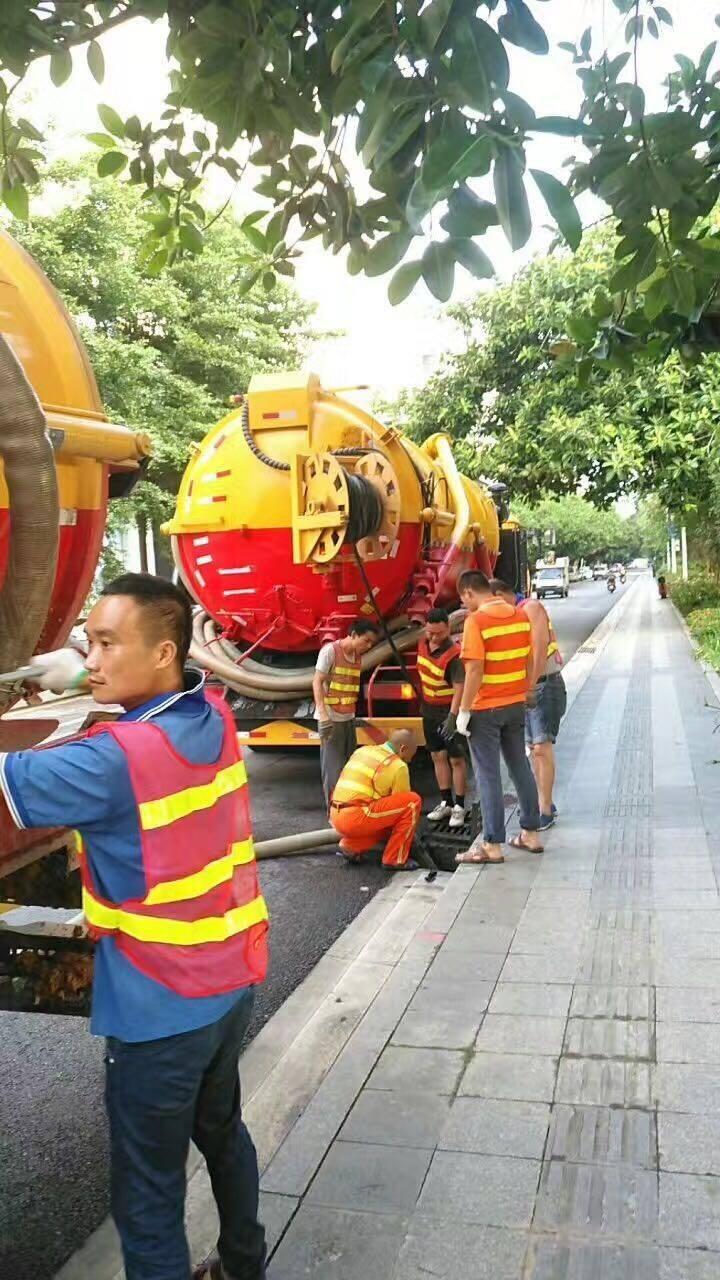 新聞：天津?qū)氎鎱^(qū)抽淤泥，大型吸污車抽糞