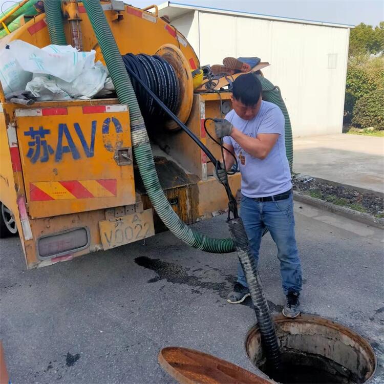 南京棲霞區(qū)仙林管道疏通污水管道清理泥沙樹(shù)葉等垃圾后暢通無(wú)阻