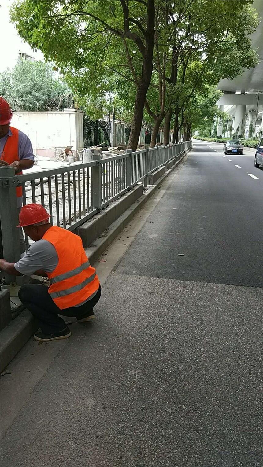 灰色道路安全圍欄可定制