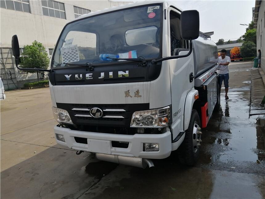 流動(dòng)加油車廠家包上戶5噸8噸油罐車新車包送到多少優(yōu)惠價(jià)格