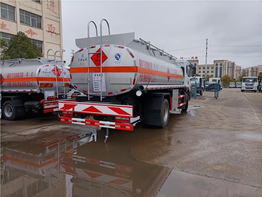 危險(xiǎn)品廠家5噸油槽車新車包送到直銷價(jià)格