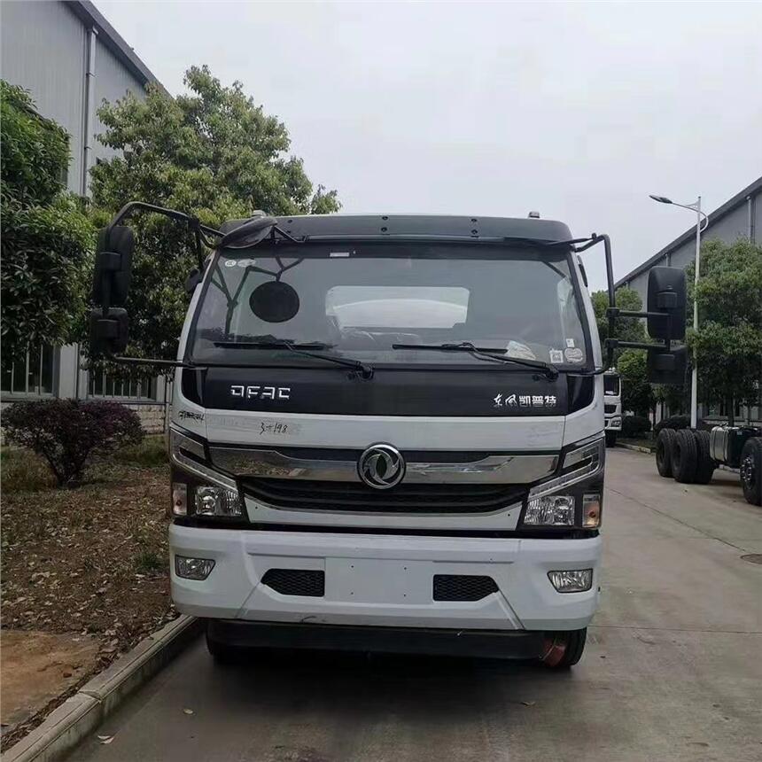 油槽車(chē)廠家裝8噸油的油罐車(chē)標(biāo)配什么價(jià)格