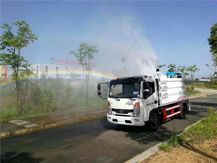 東風灑水車抑塵車配30米的霧炮 包上戶多少錢一輛