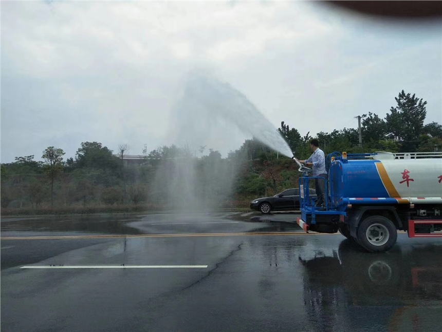 直銷 八噸灑水車?現(xiàn)貨灑水車?