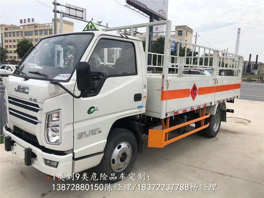 青島市解放中型危險(xiǎn)品車(chē)價(jià)格  解放8類(lèi)危險(xiǎn)品運(yùn)輸車(chē)廠家