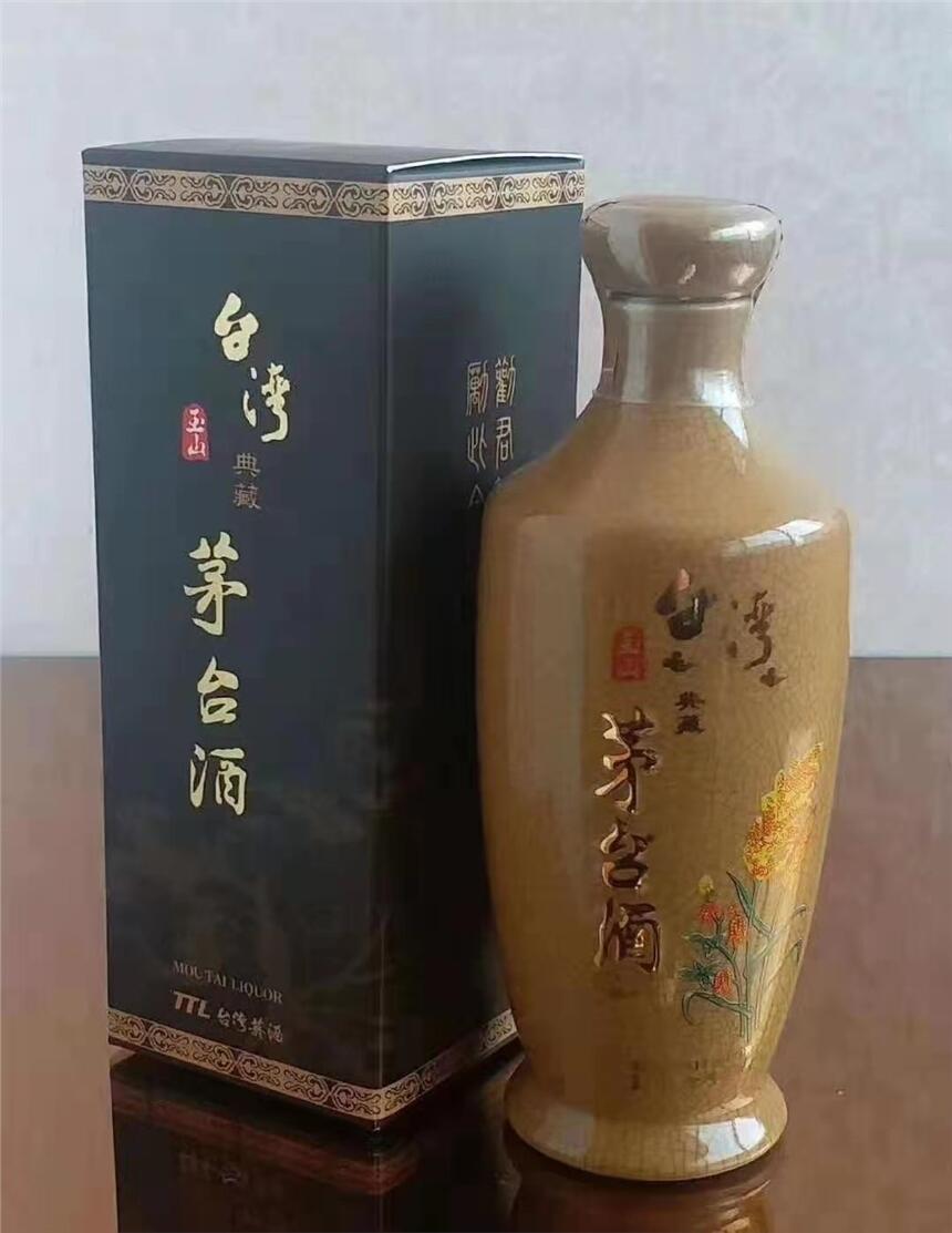 臺(tái)灣53度玉山典藏茅臺(tái)酒黃瓷瓶0.5公升碎花瓷瓶醬香型