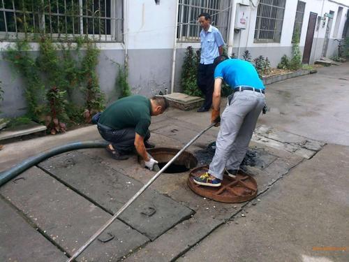 太原塢城路清理化糞池 抽下水井污水