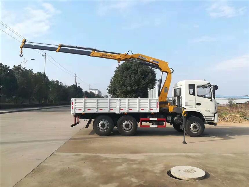 東風(fēng)御龍隨車吊  徐工12噸后八輪