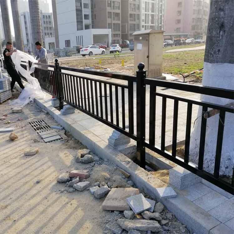 香洲園林廣場熱鍍鋅鋼護(hù)欄高度 河源人行道路灰色噴涂港式護(hù)欄規(guī)格