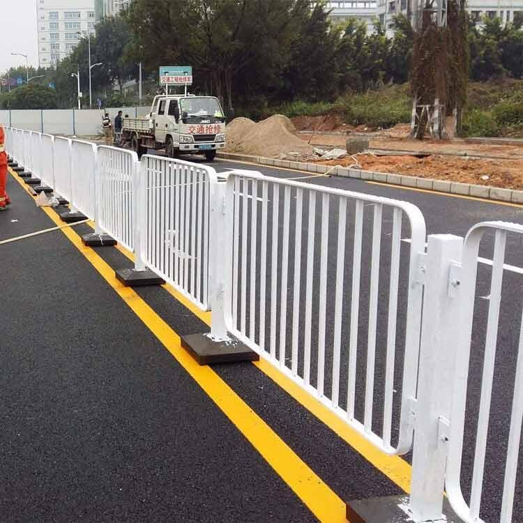 道路中央隔離欄桿白色市政護(hù)欄 番禺港式護(hù)欄規(guī)格甲型隔離欄桿