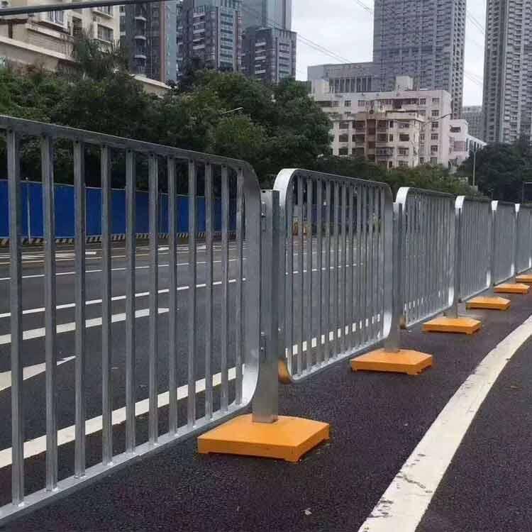 深圳道路中間熱浸鋅護(hù)欄現(xiàn)貨 人行道港式欄桿安裝 埋地式柱子?xùn)艡? title=