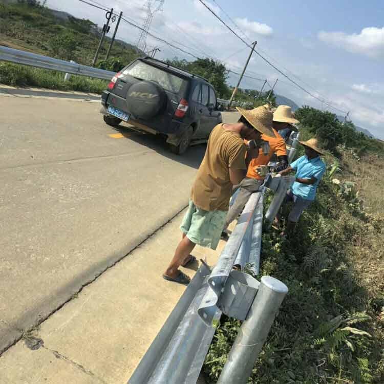 揭陽公路波形梁護欄 鄉(xiāng)村道路雙波護欄安裝