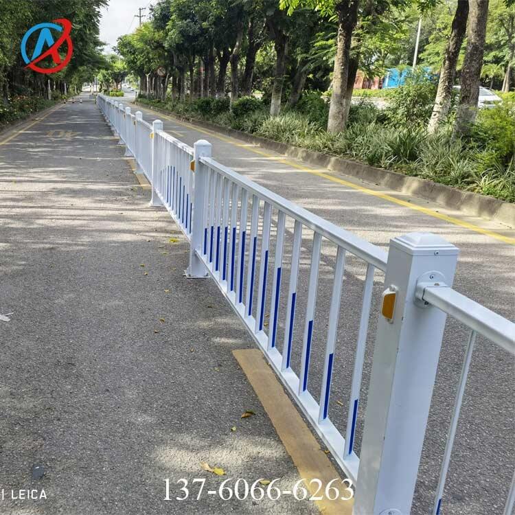 湖南市政護(hù)欄廠家 公路隔離欄桿定制 人行道護(hù)欄安裝