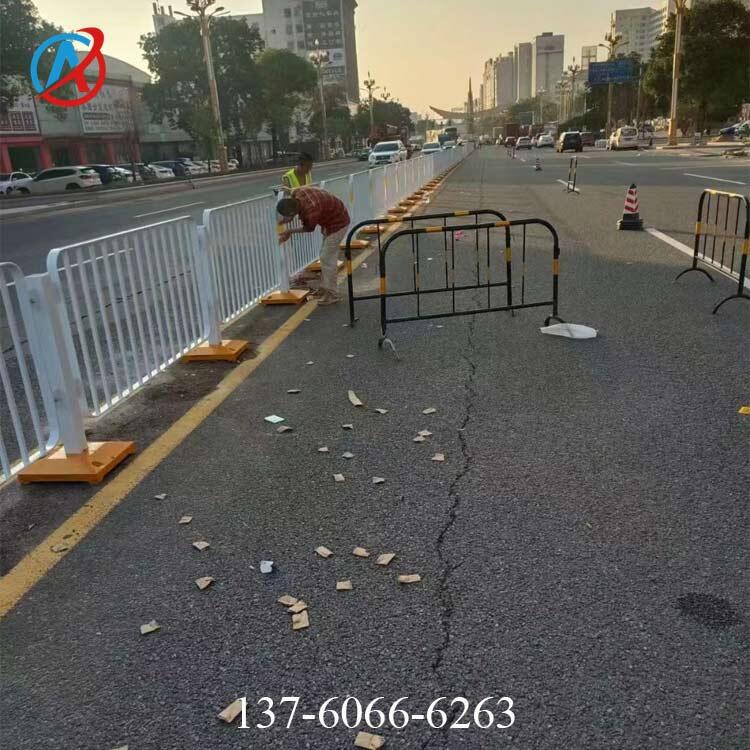 惠州市政道路護欄鋅鋼圍欄交通隔離馬路公路柵欄戶外防撞安全欄桿