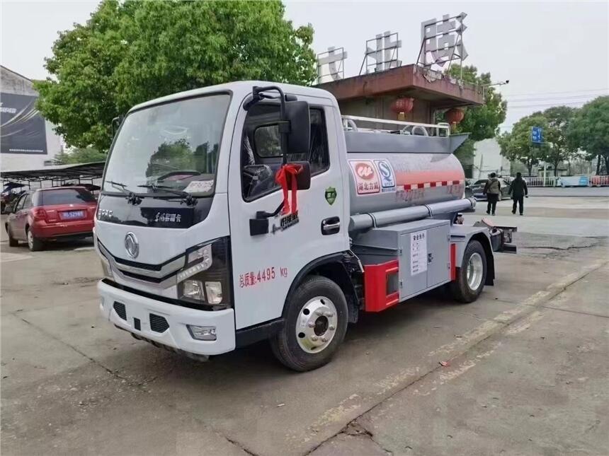 國六油罐車 藍(lán)牌油罐車2噸加油車現(xiàn)貨價格