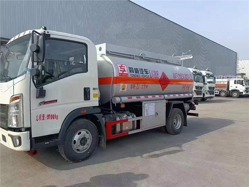 國(guó)六豪沃5噸油罐車(chē)多少錢(qián)一輛