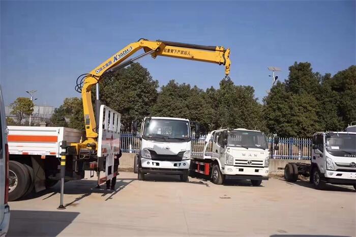 吉林四平前四后八氣瓶車-液化氣鋼瓶運輸車有毒性氣體運輸包上戶