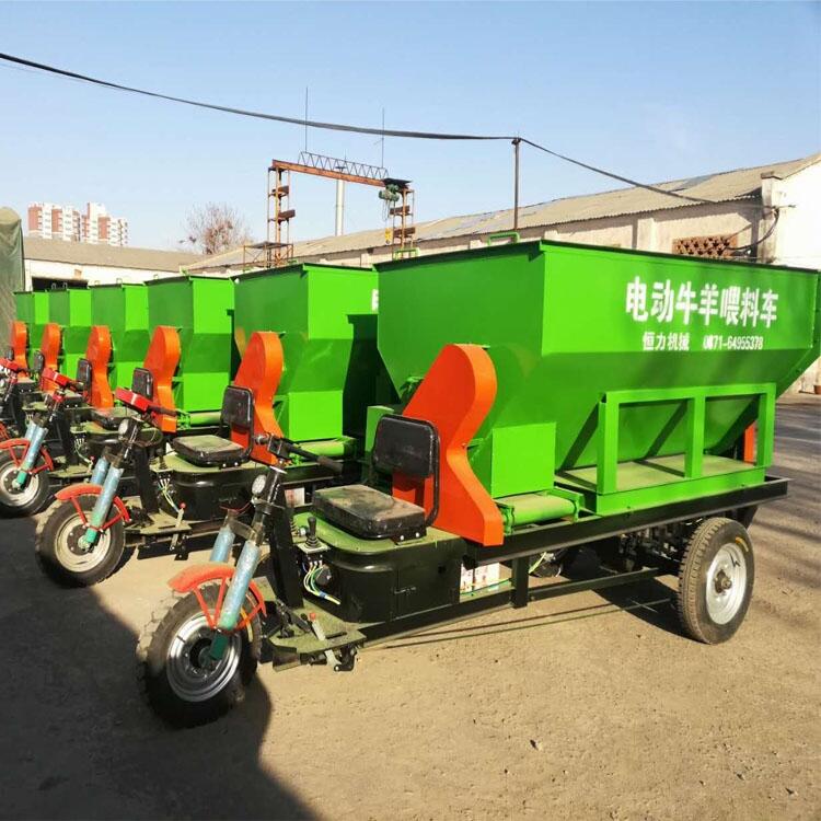 新型牛羊場專用電動(dòng)喂料車 2立方自動(dòng)撒料車價(jià)格 圖片 使用效果