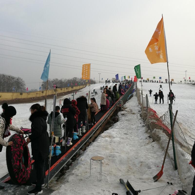 滑雪場景區(qū)運輸器輸送帶設(shè)備 滑雪場魔毯傳送帶價格