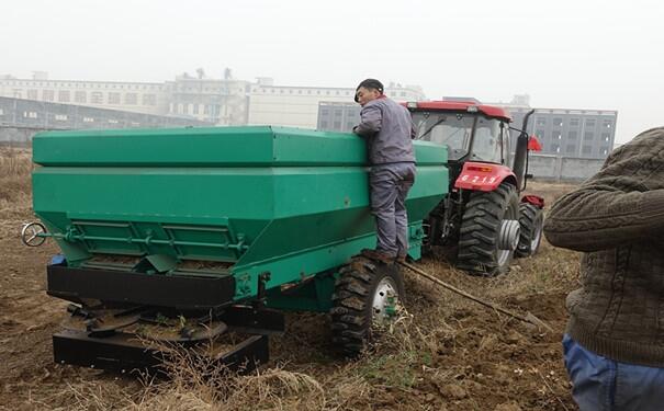 中衛(wèi)大型撒糞機(jī) 動物糞便撒糞車價格