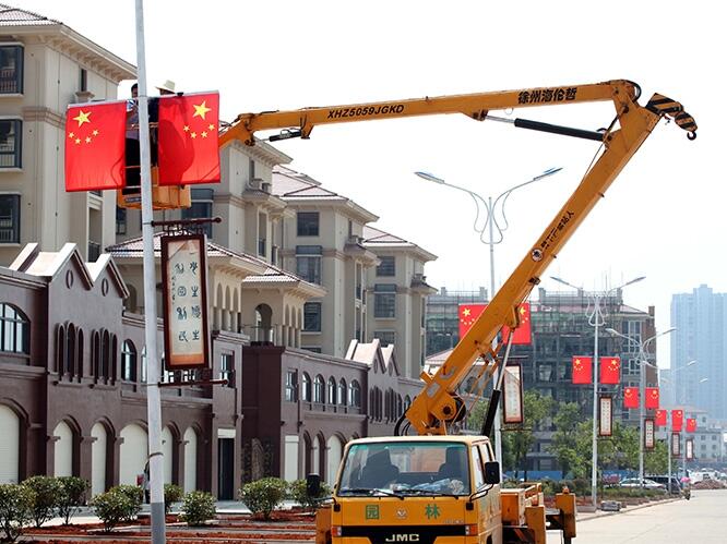 昆明高空作業(yè)車出租 節(jié)日彩燈彩布高空安裝 高空玻璃安裝