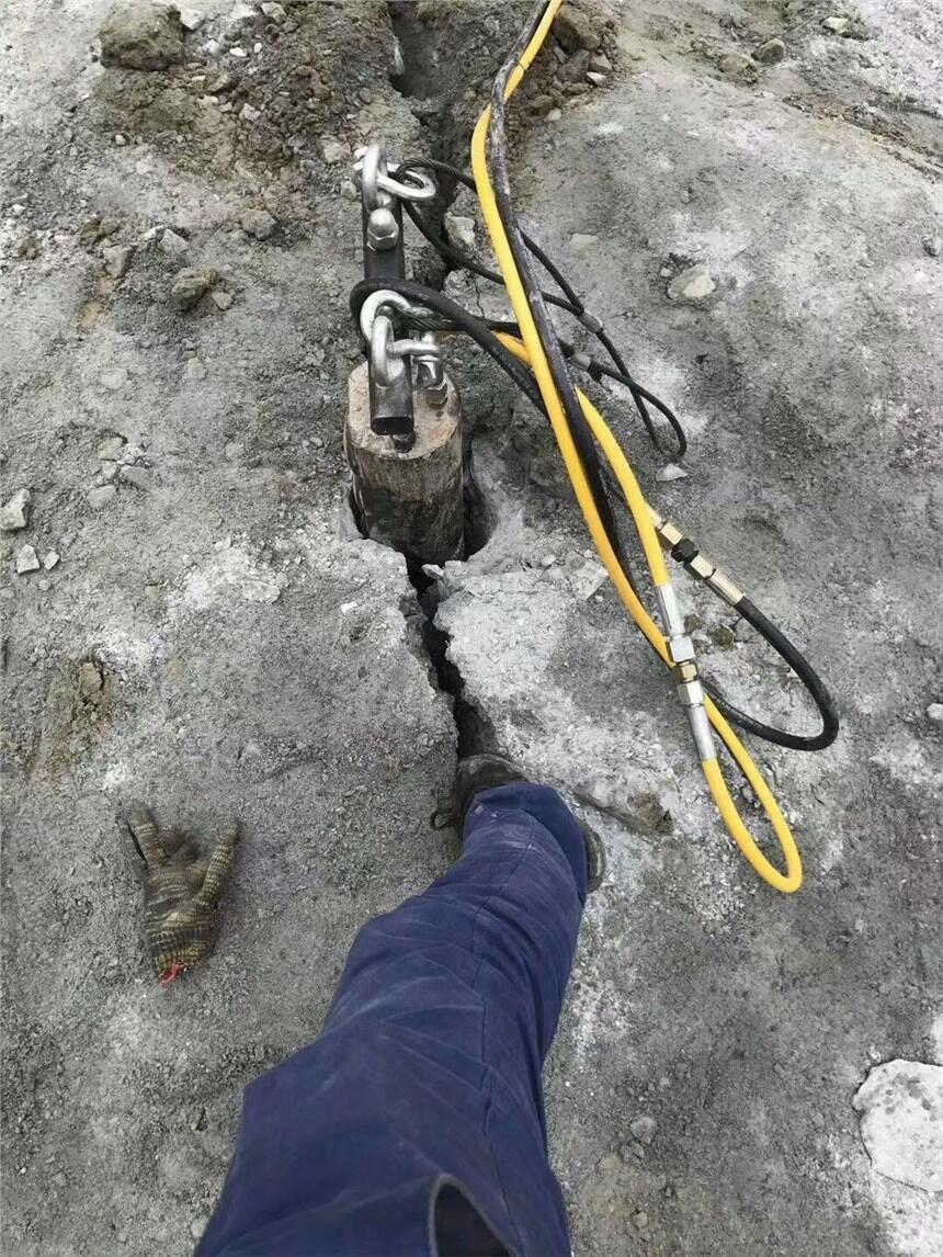 開挖巖石基坑液壓碎石大型開山劈石機--礦山老板都在使用二連浩特