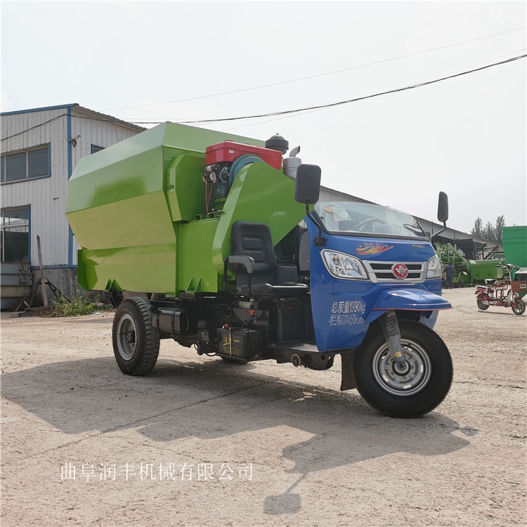 機(jī)械化喂牛撒料車5立方大容量撒料機(jī)柴油大馬力投料機(jī)