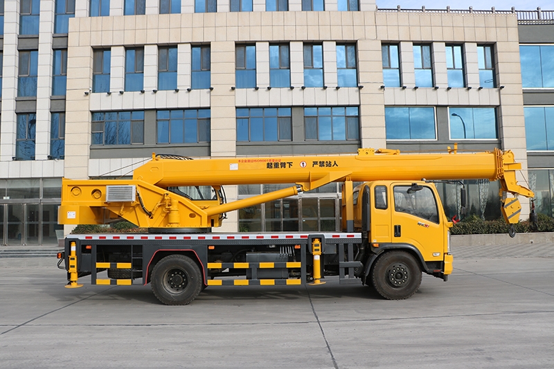 易縣8噸汽車吊 小噸位起重機 6-16噸汽車吊 質(zhì)量保證