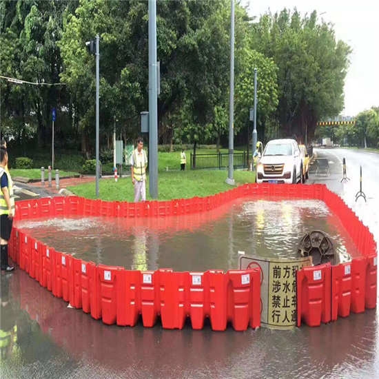 組合式防洪擋水板放在地面即可抵御洪水-它是怎么做到的