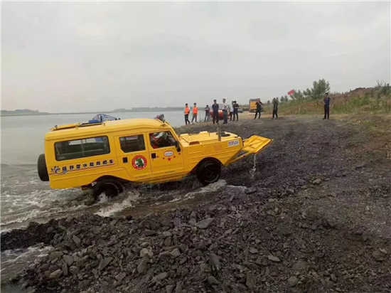 不可思議的水上越野車-水陸兩棲行駛是怎么做到的