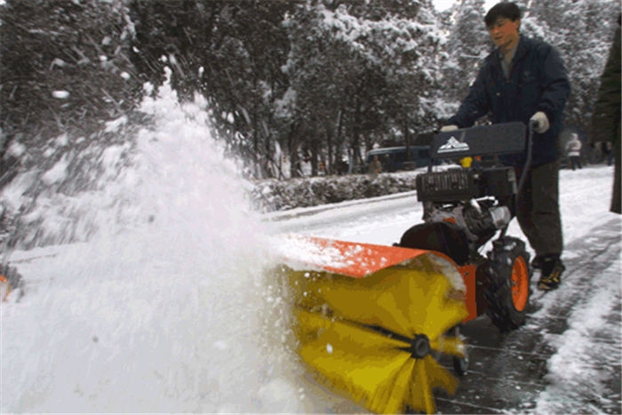 冬季道路除雪除冰 人工除雪已過時 履帶式自動小型除雪機