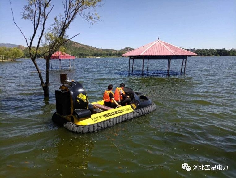 在狂風怒吼中穿行的水陸兩棲搶險救災氣墊船