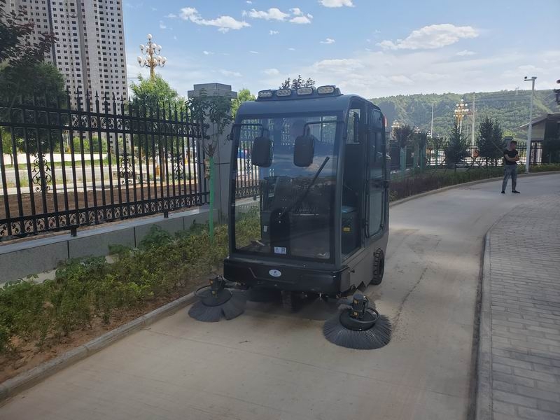 西安工廠用駕駛式電動(dòng)三輪清掃車(chē) 封閉式三輪掃地車(chē)