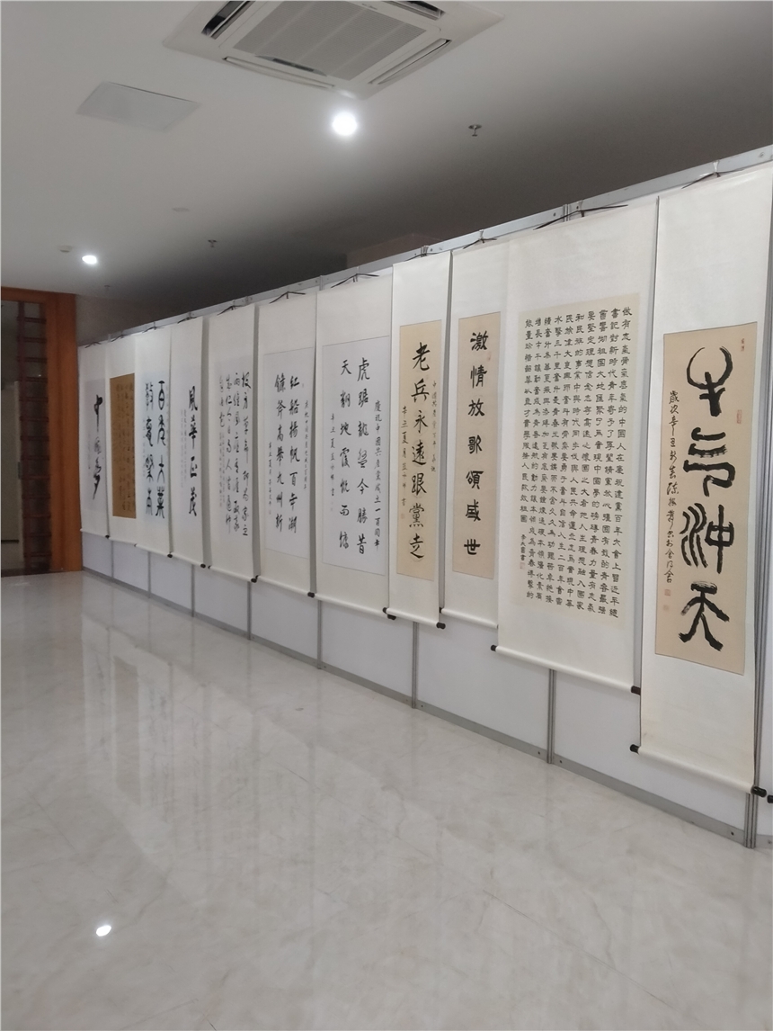 廣州學(xué)校美術(shù)畫(huà)展作品展板辦公隔斷廣告宣傳屏風(fēng)展板