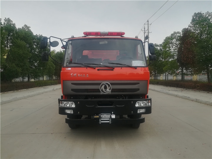 東風(fēng)四驅(qū)消防灑水車報(bào)價(jià)、4驅(qū)越野水罐車新款上市！